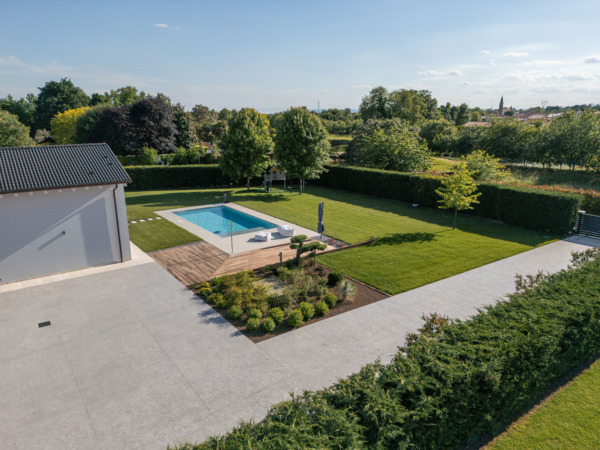 Ville private - Laghi di Cittadella (PD) Pavimento stampato Isoplam effetto pietra con sfumature perla integrato nel progetto paesaggistico della residenza