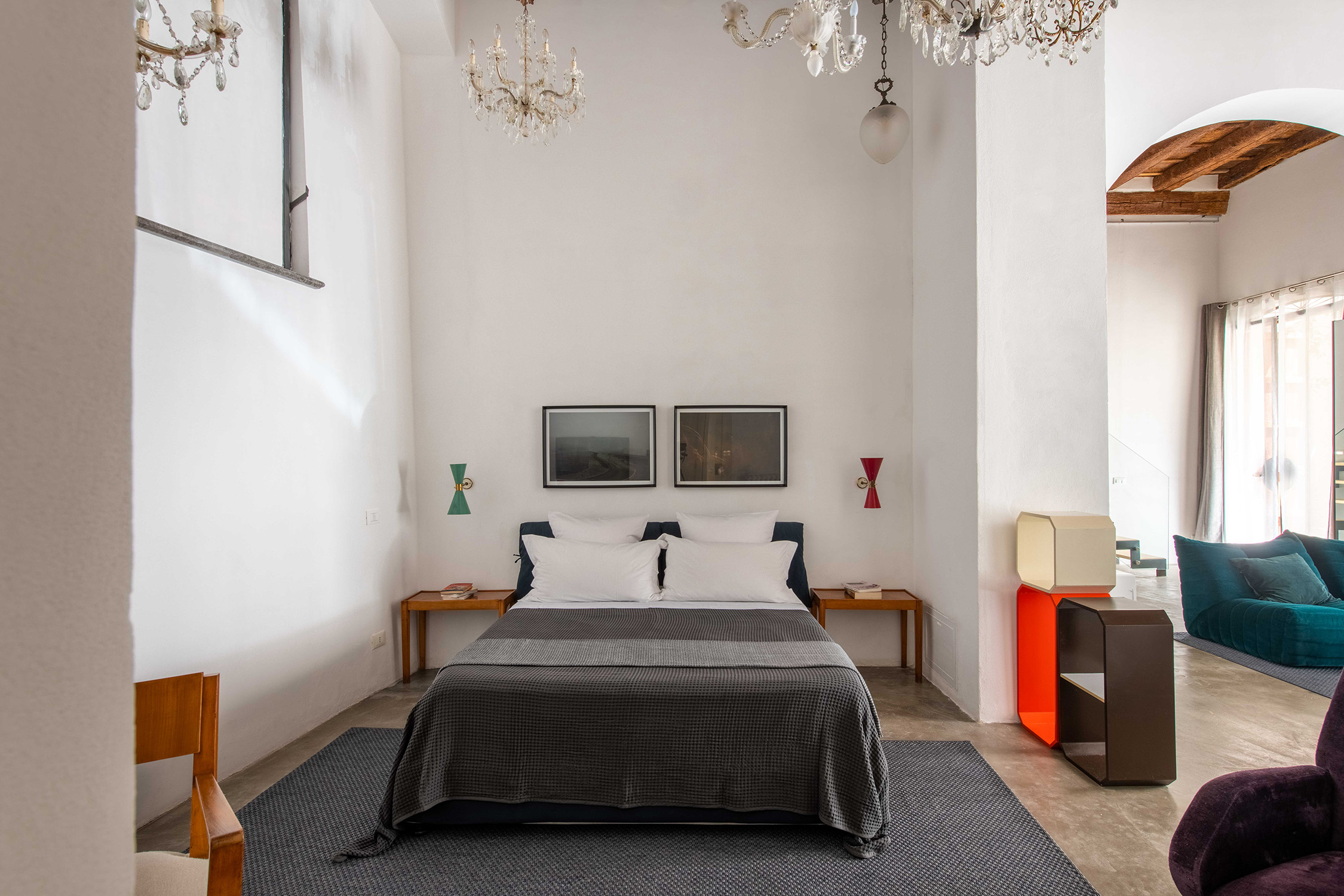 Zona notte del loft turistico di Palermo con pavimento Micro Flat Isoplam e dettagli dal gusto vintage