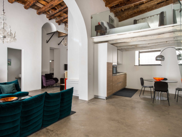 Loft Lungarini - Palermo (PA) Micro Flat Isoplam Brown in loft contemporaneo con soggiorno, soppalco e soffitti storici in legno