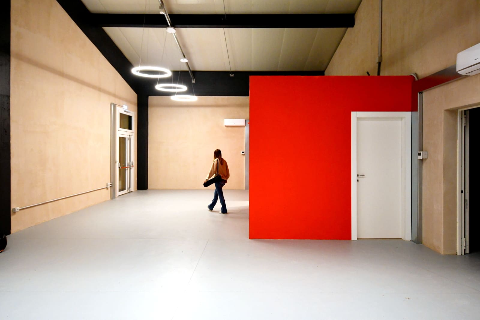 Area coperta con pavimento industriale continuo per edificio pubblico NZEB dedicato all’economia circolare