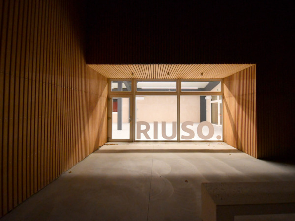 Centro del riuso NZEB - San Lazzaro di Savena (BO) Ingresso del Centro del Riuso di San Lazzaro con pavimento industriale continuo Pavilux® e rivestimento in doghe di legno