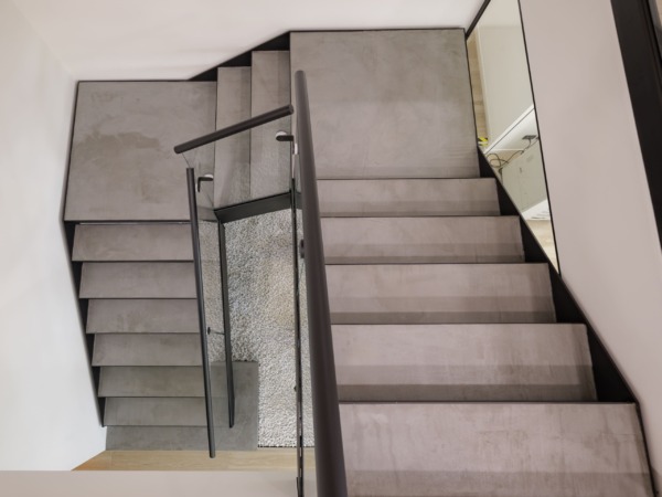 Adriacos - Latisana (UD) Rivestimento scala in metallo con microcemento Carbon Black negli uffici Adriacos a Latisana