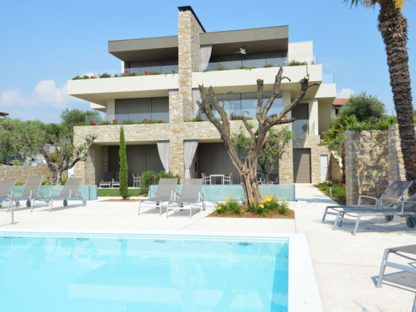 Residence privato sul lago di Garda - Bardolino (VR) Solarium in ghiaino lavato ItalianTerrazzo® realizzato attorno alla piscina di una villa moderna a Bardolino
