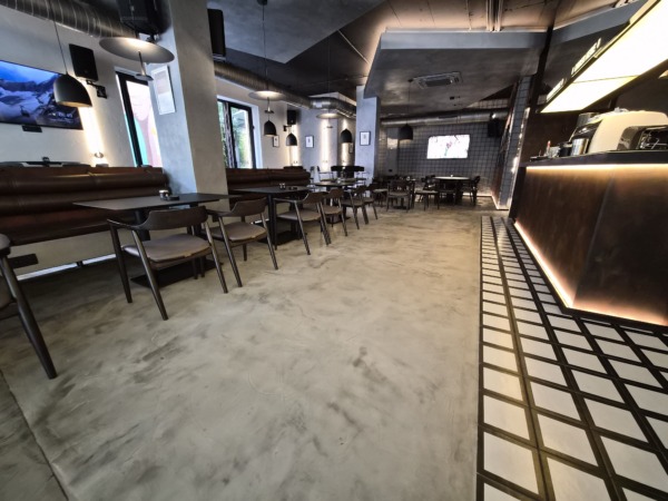 Tap Bar - Podgorica, Montenegro Pavimentazione continua Microverlay per bar e spazi della ristorazione