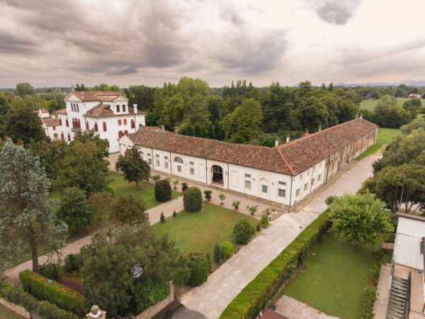 Villa Sagredo - Vigonovo (VE) Pavimento cementizio contemporaneo e murature in laterizio a vista