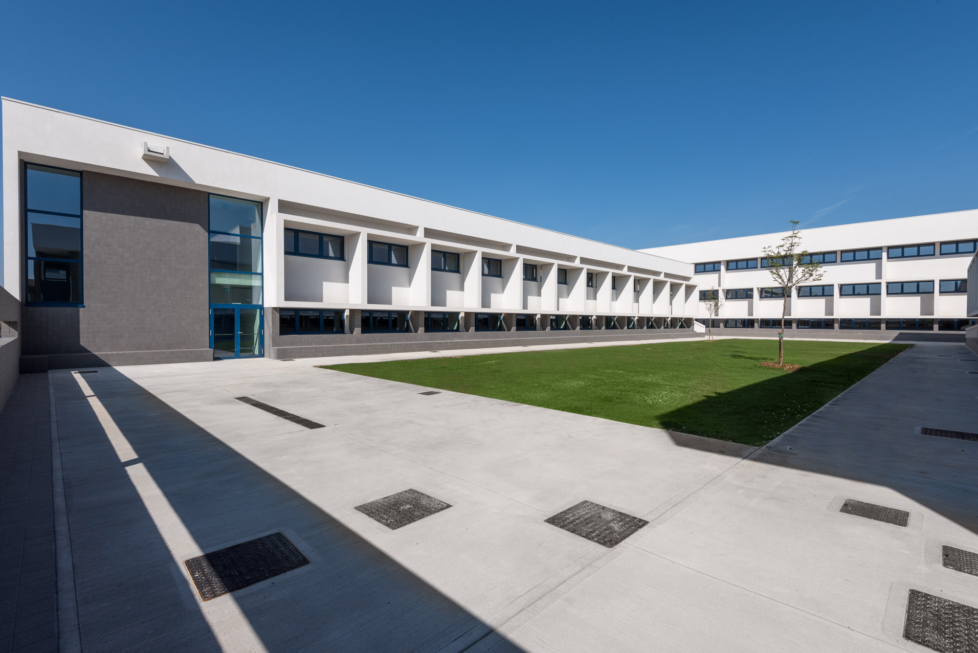 Pavimentazione esterna in Pavilux Crystalquarz al Liceo Primo Levi di Montebelluna