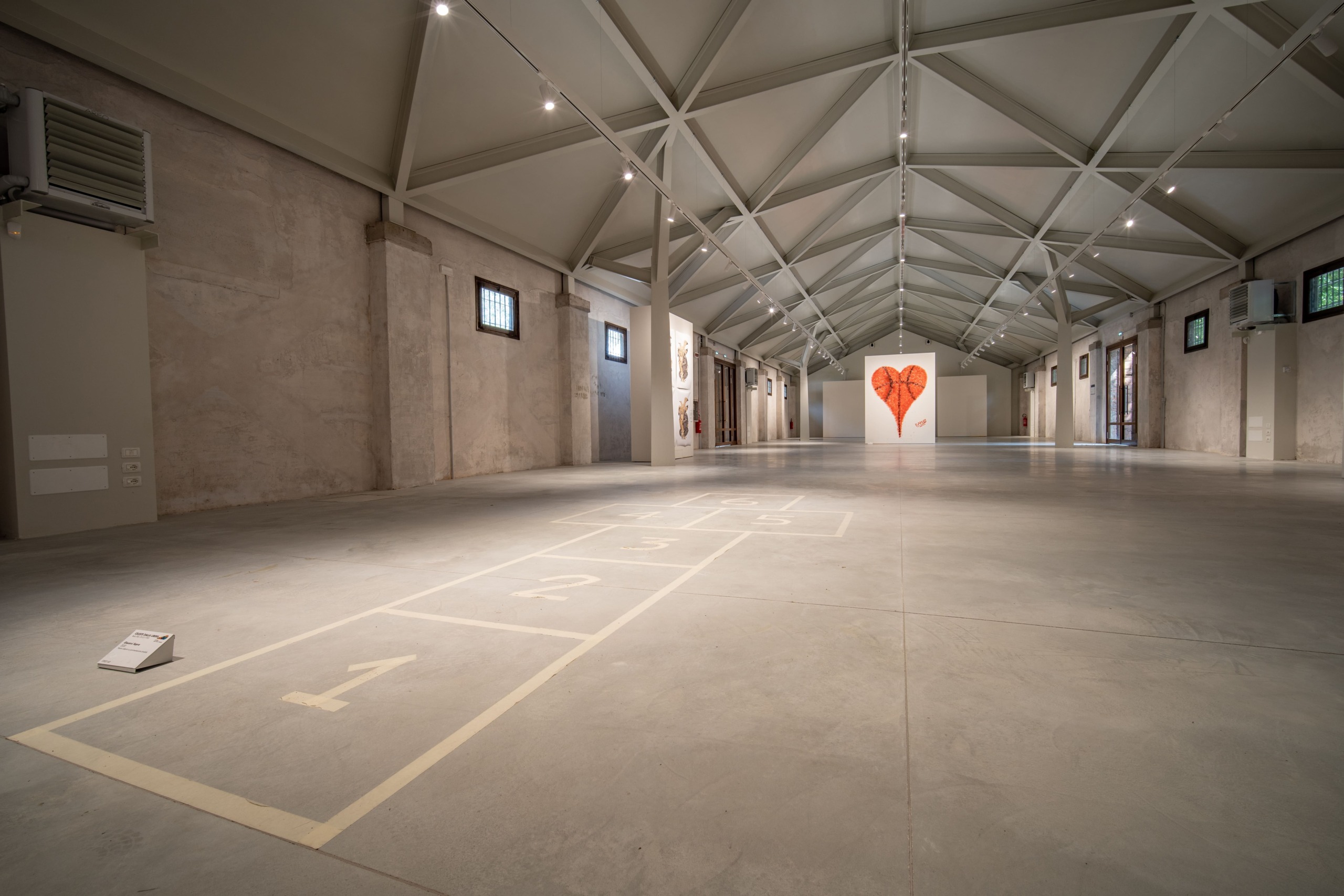 Pavimento Nuvolato con installazione di arte moderna presso Museo Forte Marghera Venezia